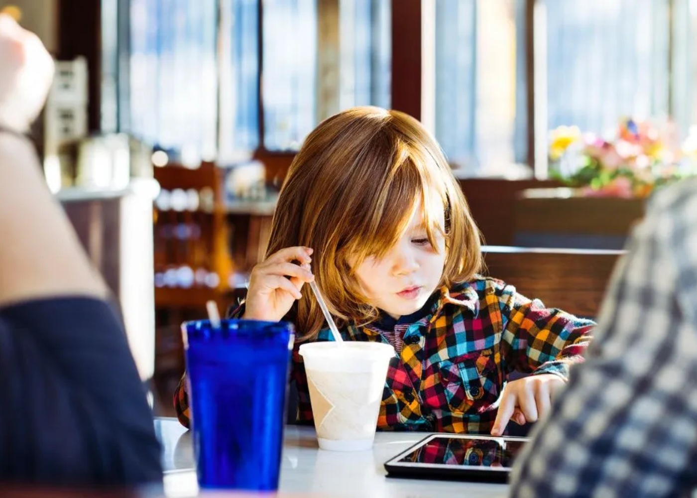 menina a brincar com ecrãs