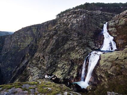 cascata das fisgas de ermelo do parque do alvão