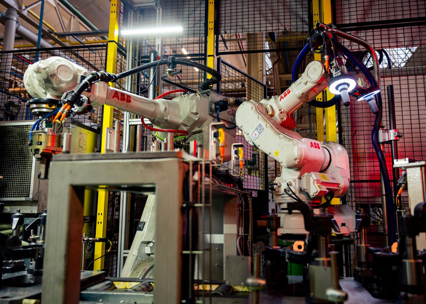 robôs na fábrica de Le Mans