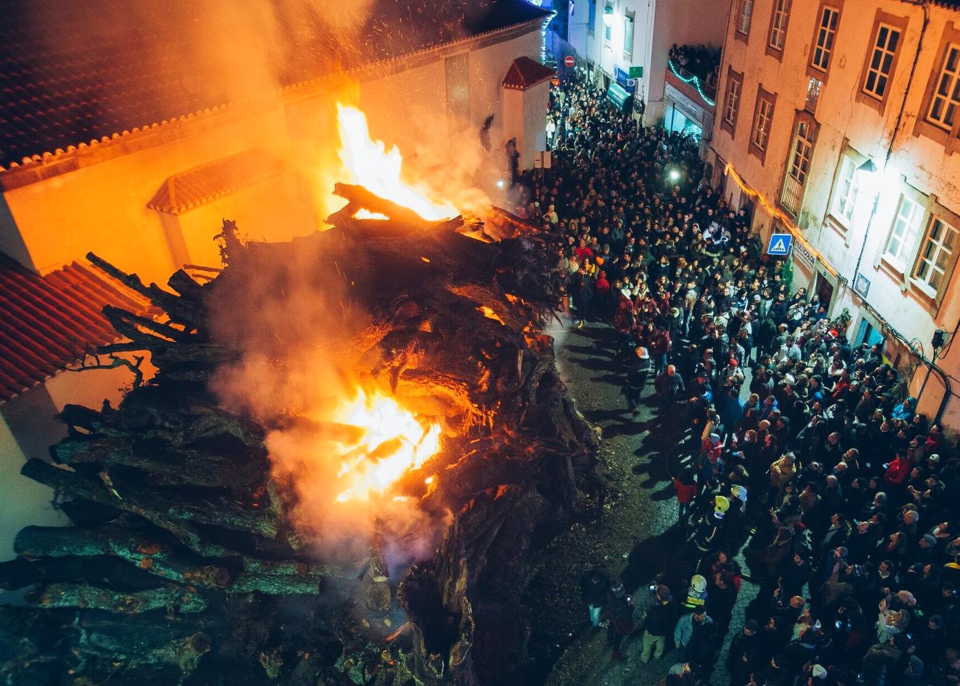 madeiro de natal a arder