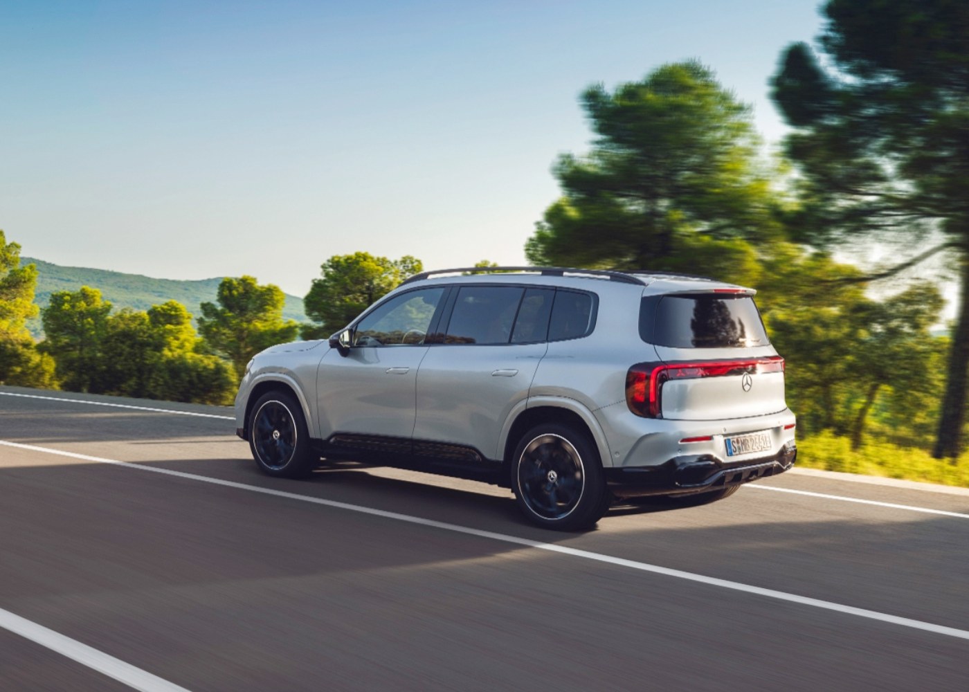 mercedes-benz GLB na estrada