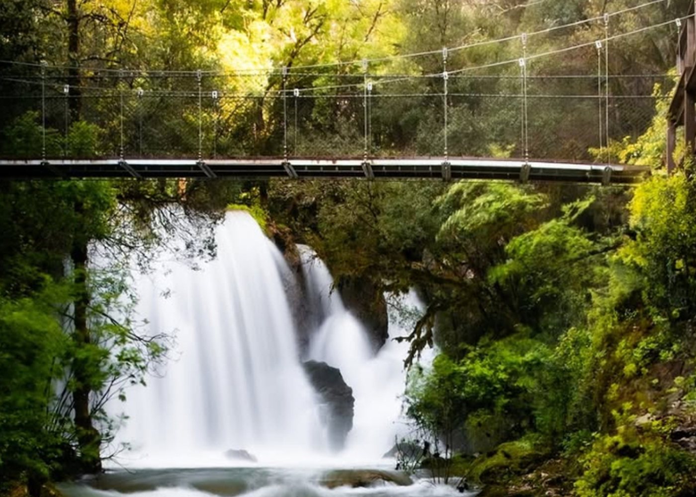 ponte suspensa em rio de mouros