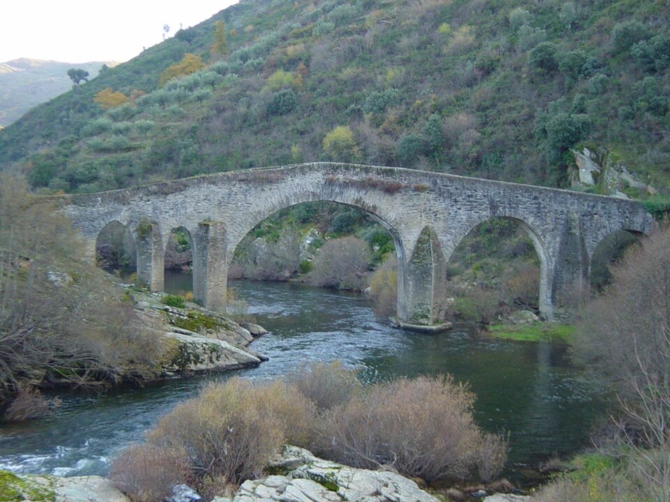 ponte de santulhão sobre o rio Sabor