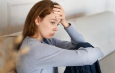 mulher com problemas de saúde mental