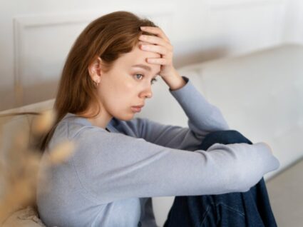 mulher com problemas de saúde mental