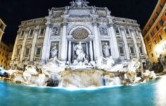 Fontana di Trevi iluminada