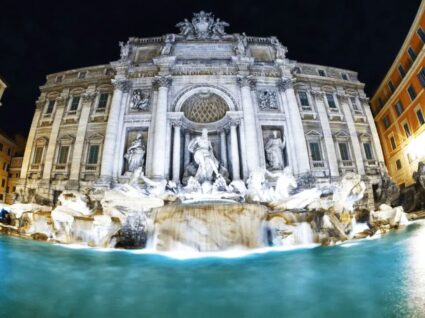 Fontana di Trevi iluminada