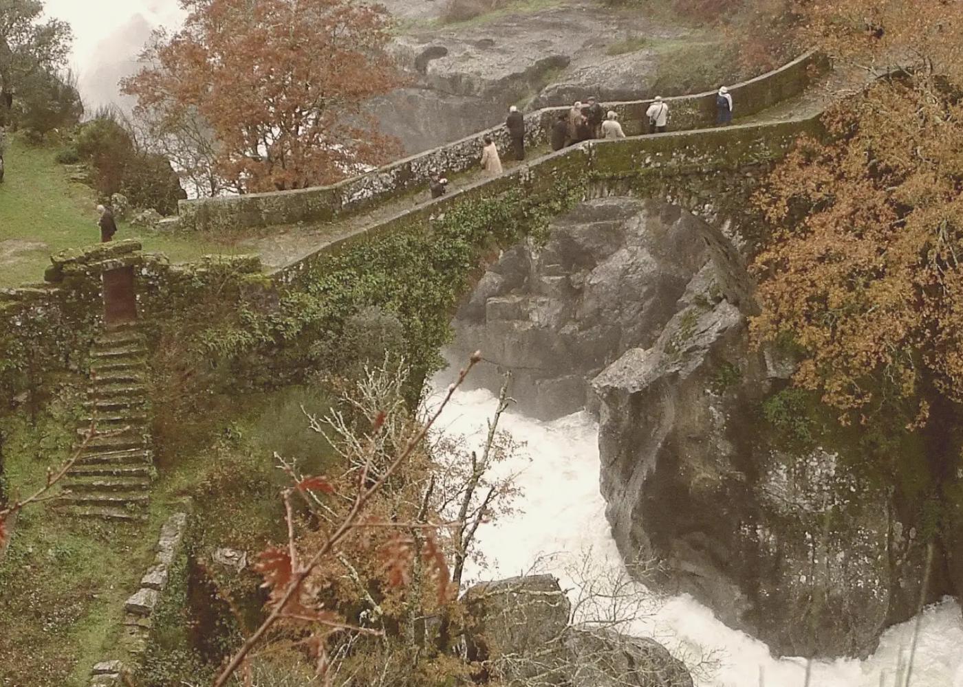 visitantes na ponte da misarela