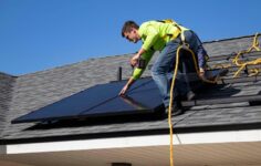 Homem a instalar painéis solares