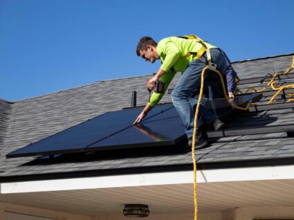 Homem a instalar painéis solares