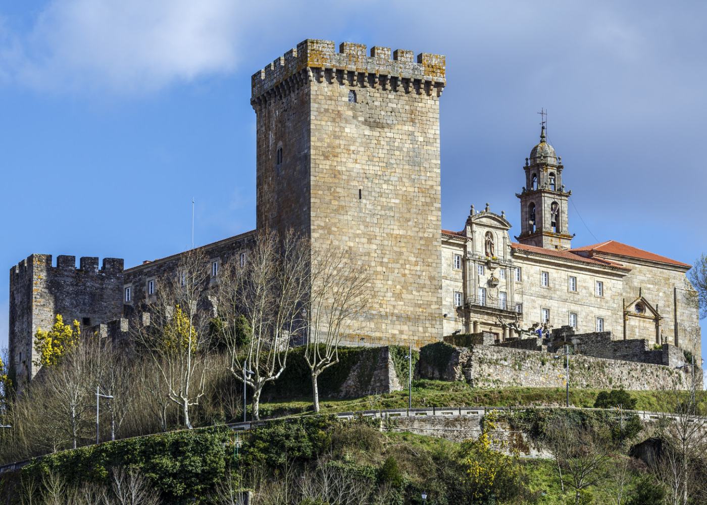 castelo em ribeira sacra na rota da galiza a pé
