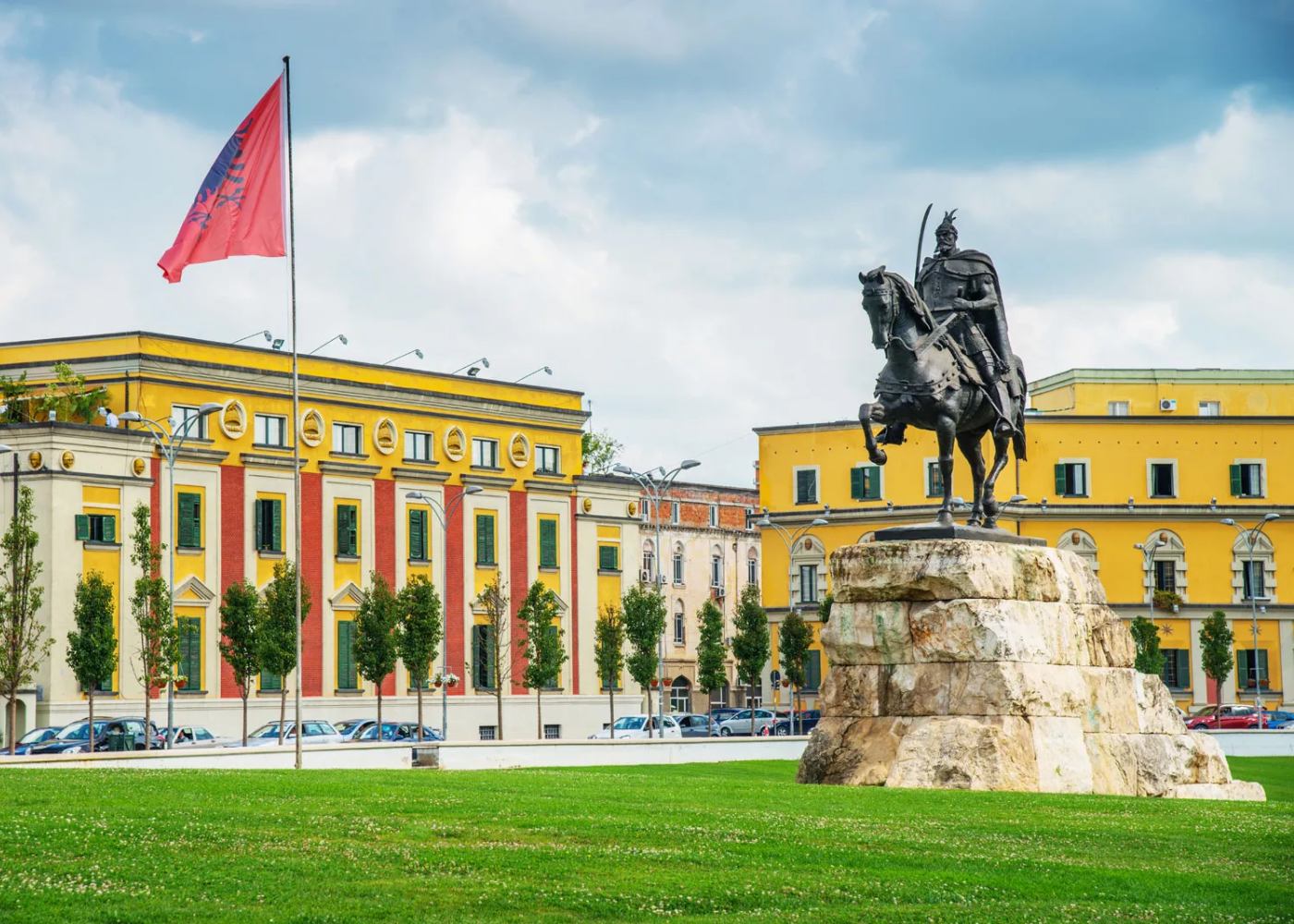 estátua em Tirana na Albânia