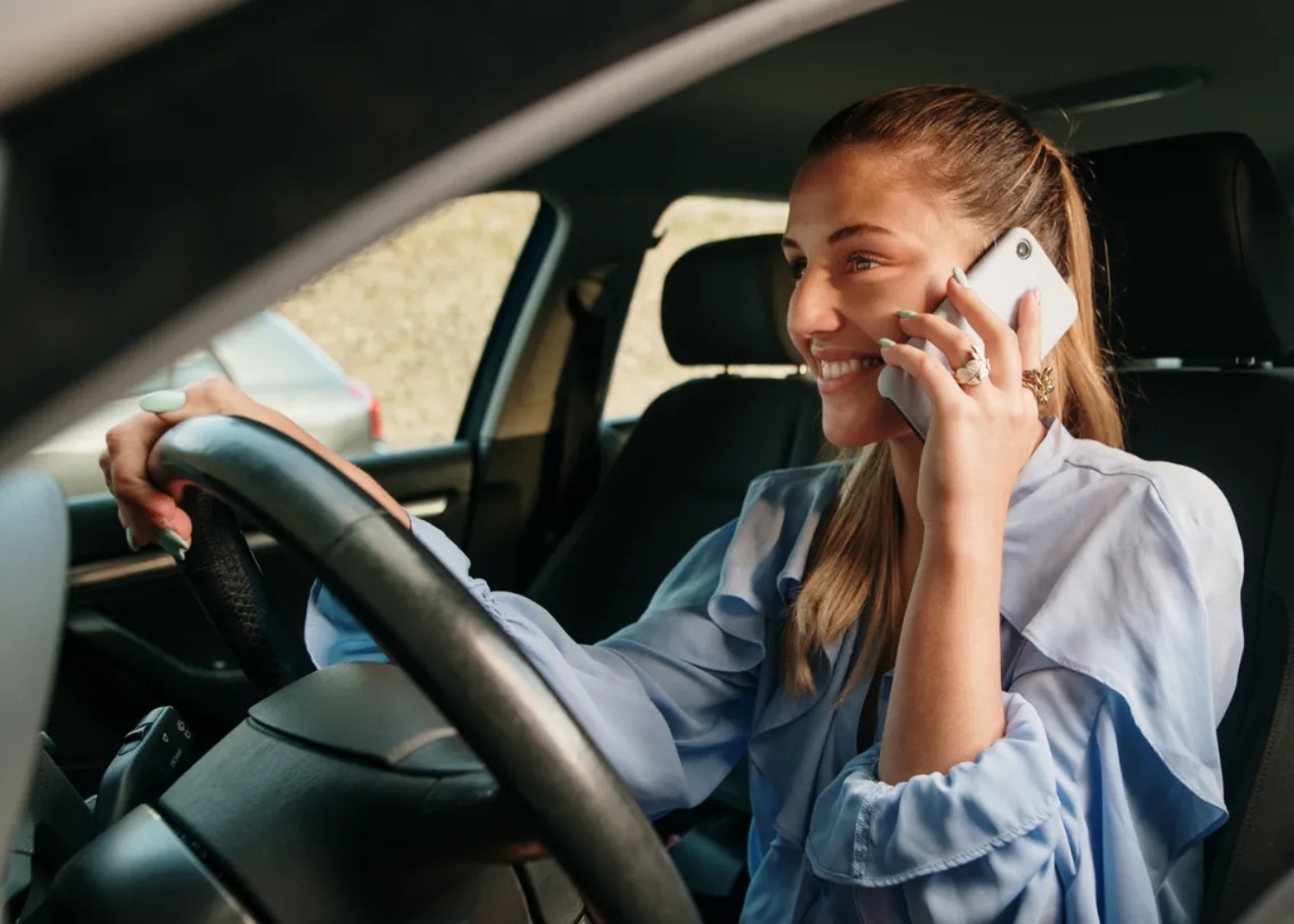 mulher a utilizar telemóvel ao volante