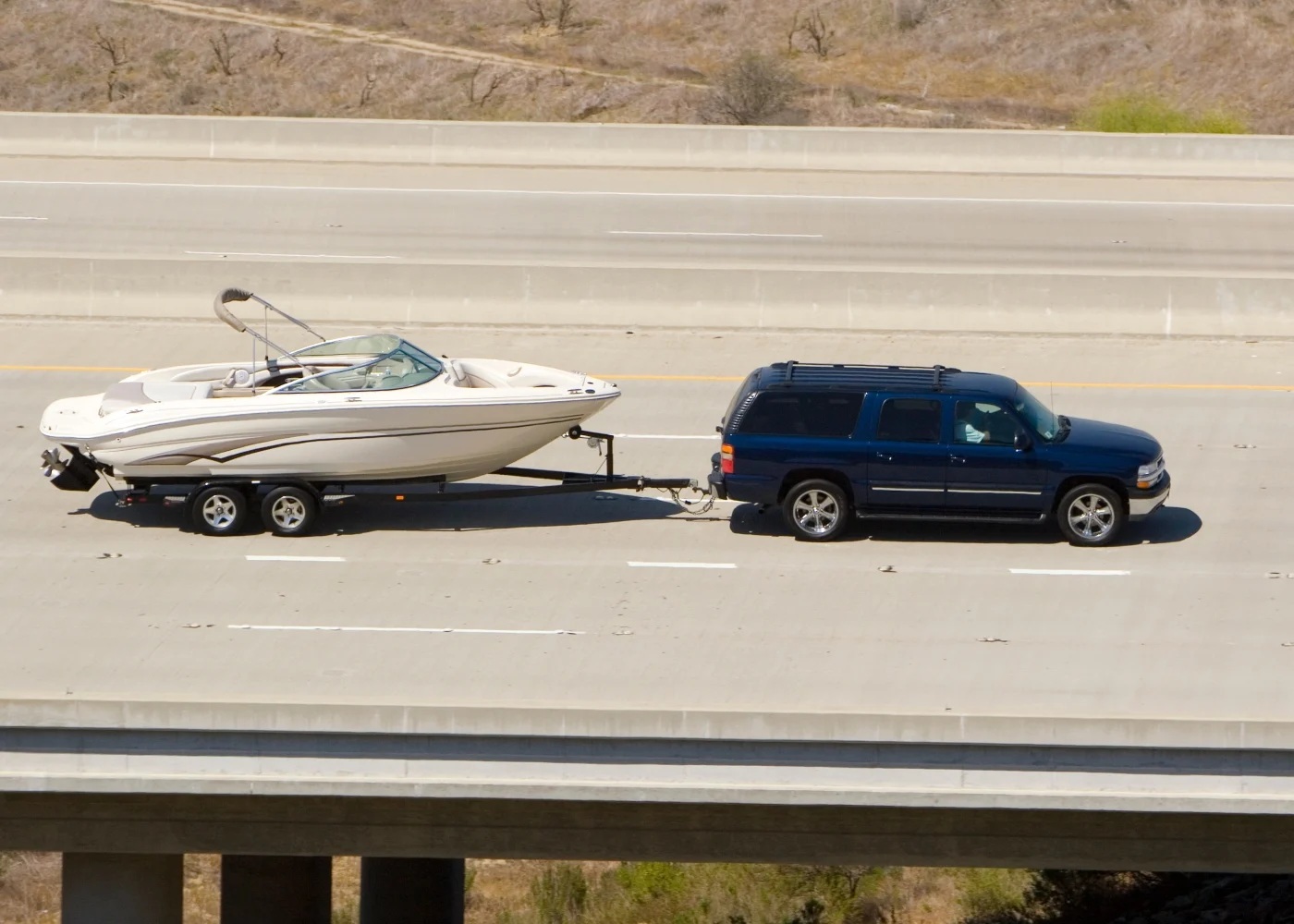 carro a rebocar barco