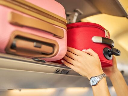 bagagem de mão em avião