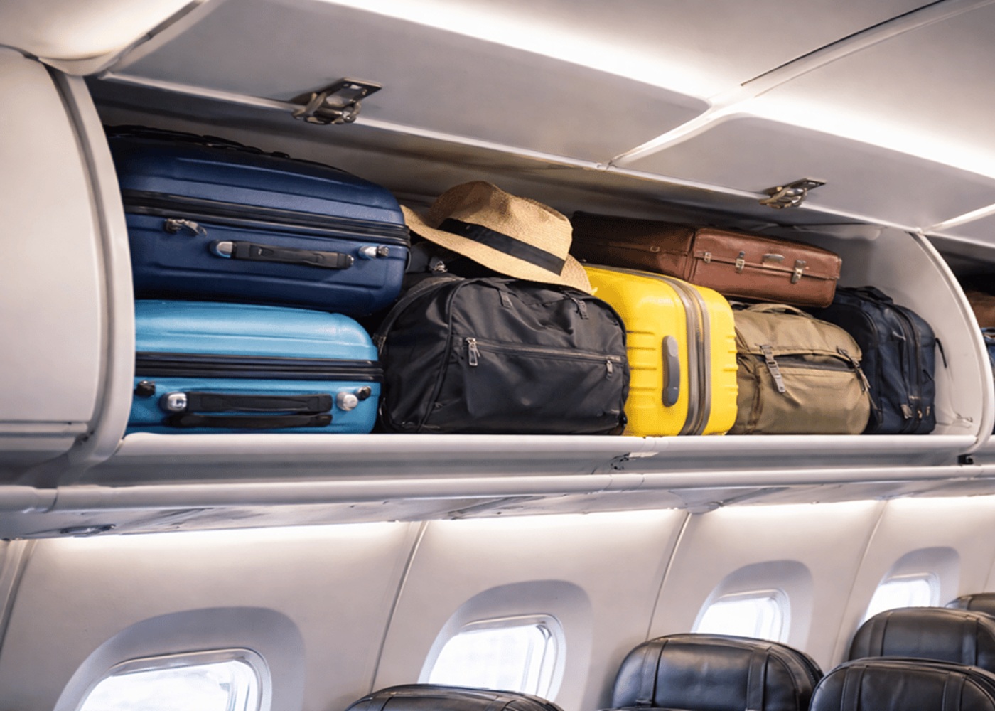 bagagem de mão dentro de avião