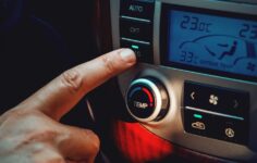 botões físicos nos carros