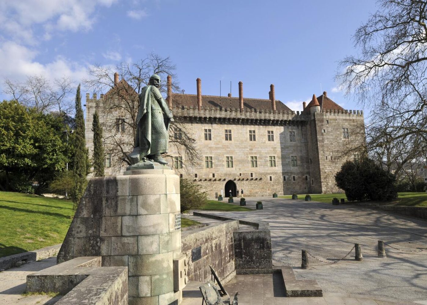 estátua de D. Afonso Henriques junto ao paço dos duques