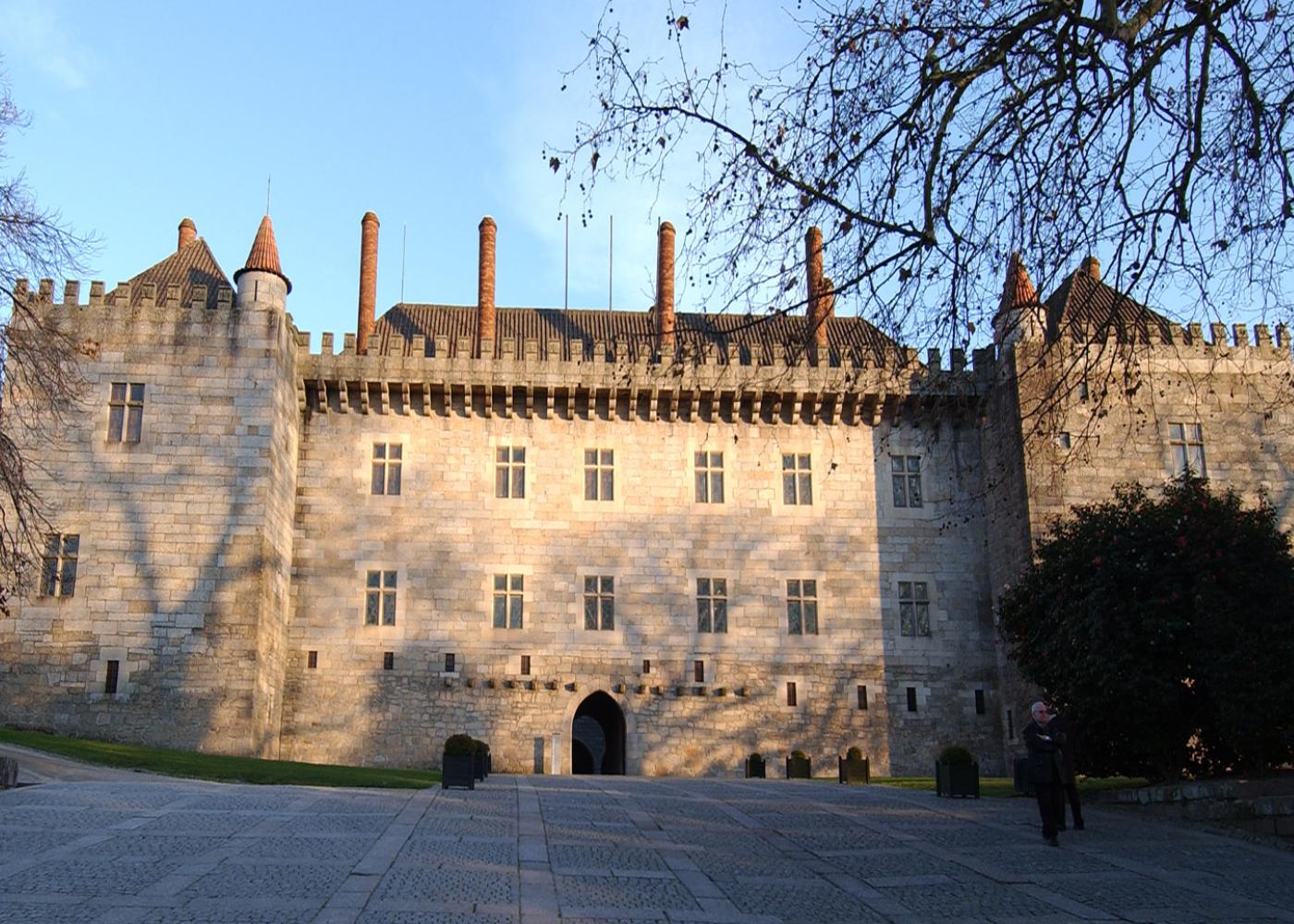 paço dos duques ao entardecer