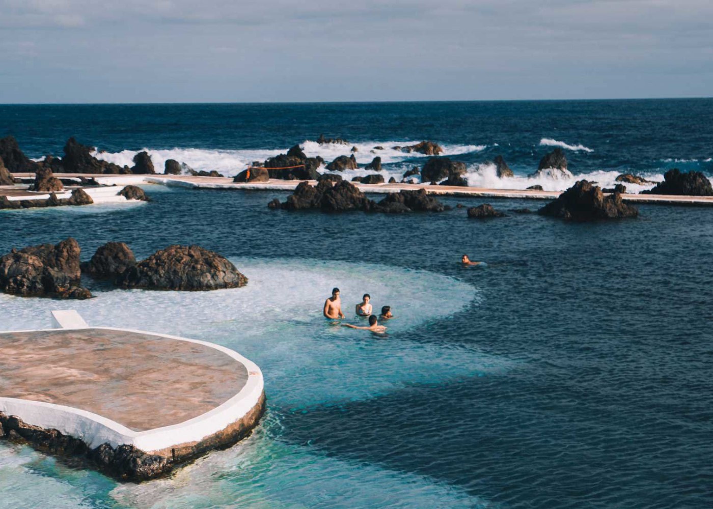 banhistas em porto moniz