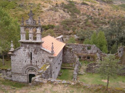 mosteiro de santa maria das júnias