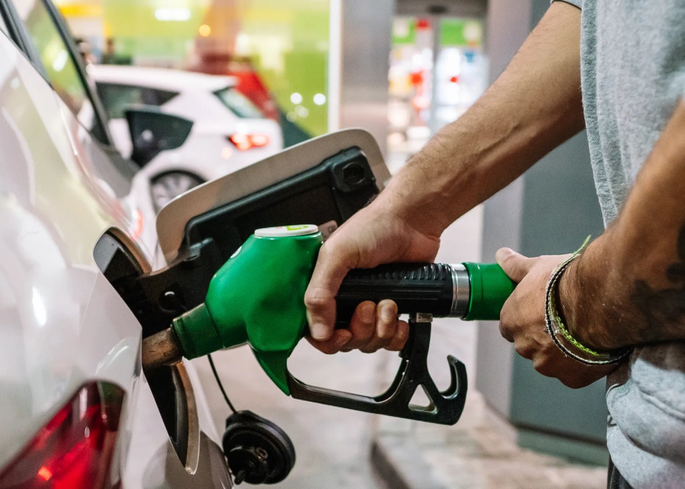 homem a abastecer combustível na bomba