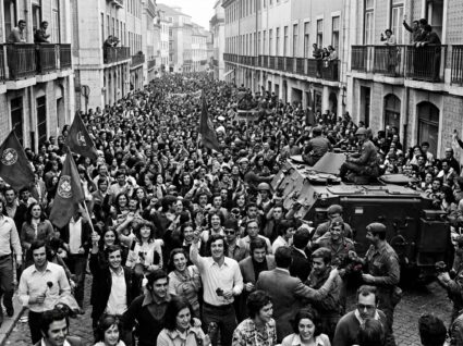 25 De Abril A Revolu o Dos Cravos Que Transformou Portugal