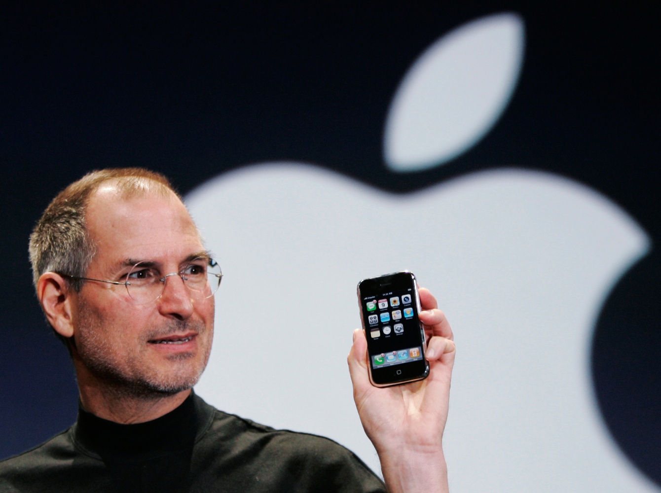 steve jobs com o iphone da apple