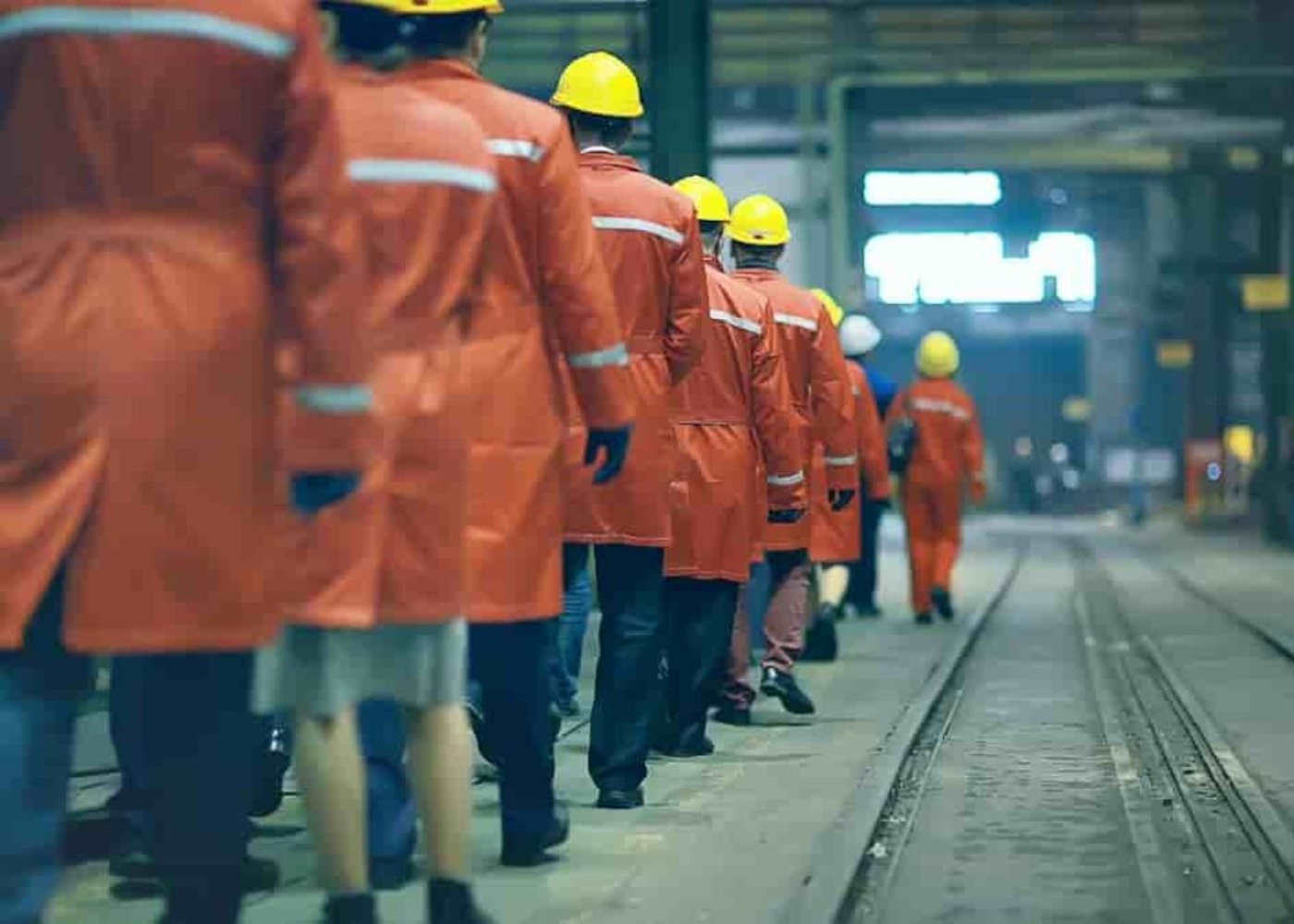 trabalhadores em fábrica