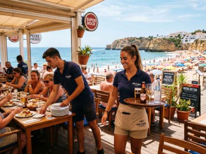 Trabalhadores sazonais em esplanada de restaurante junto à costa algarvia durante período de Verão