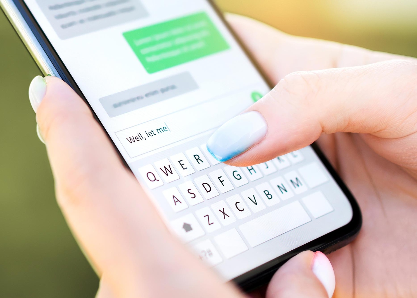 mulher a teclar no smartphone