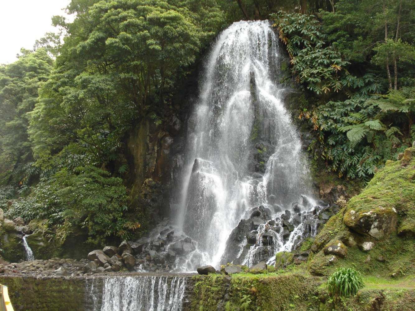 cascata na ribeira dos caldeirões