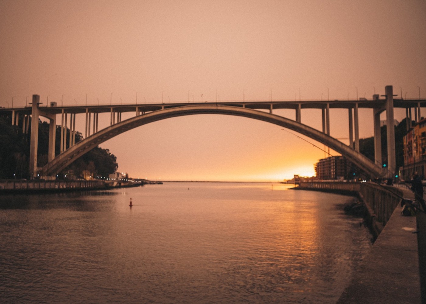 Ponte da arrábida ao pôr do sol