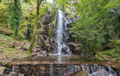cascata da bica de água d'alta