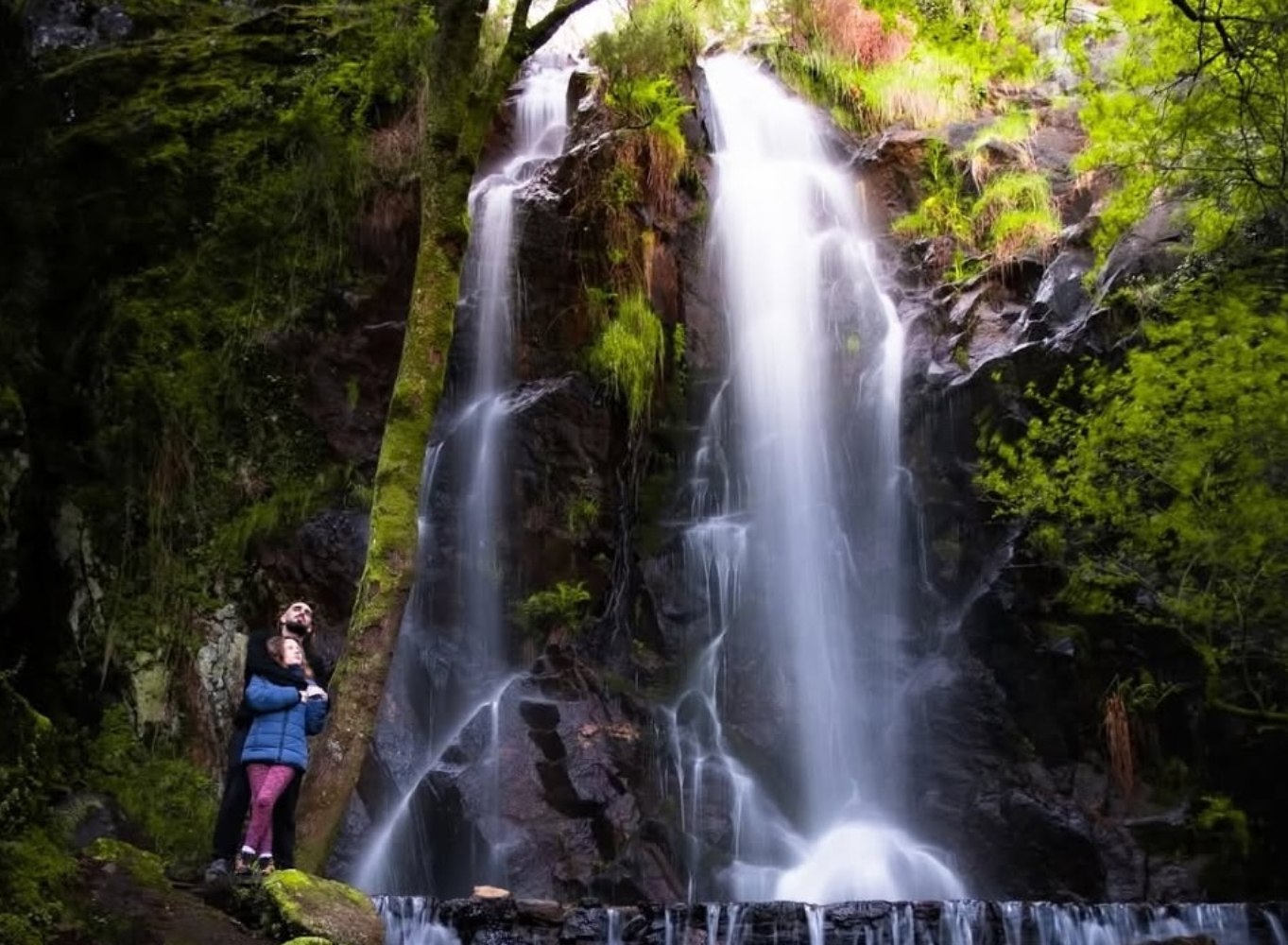 casal na cascata Bica da Água d'Alta