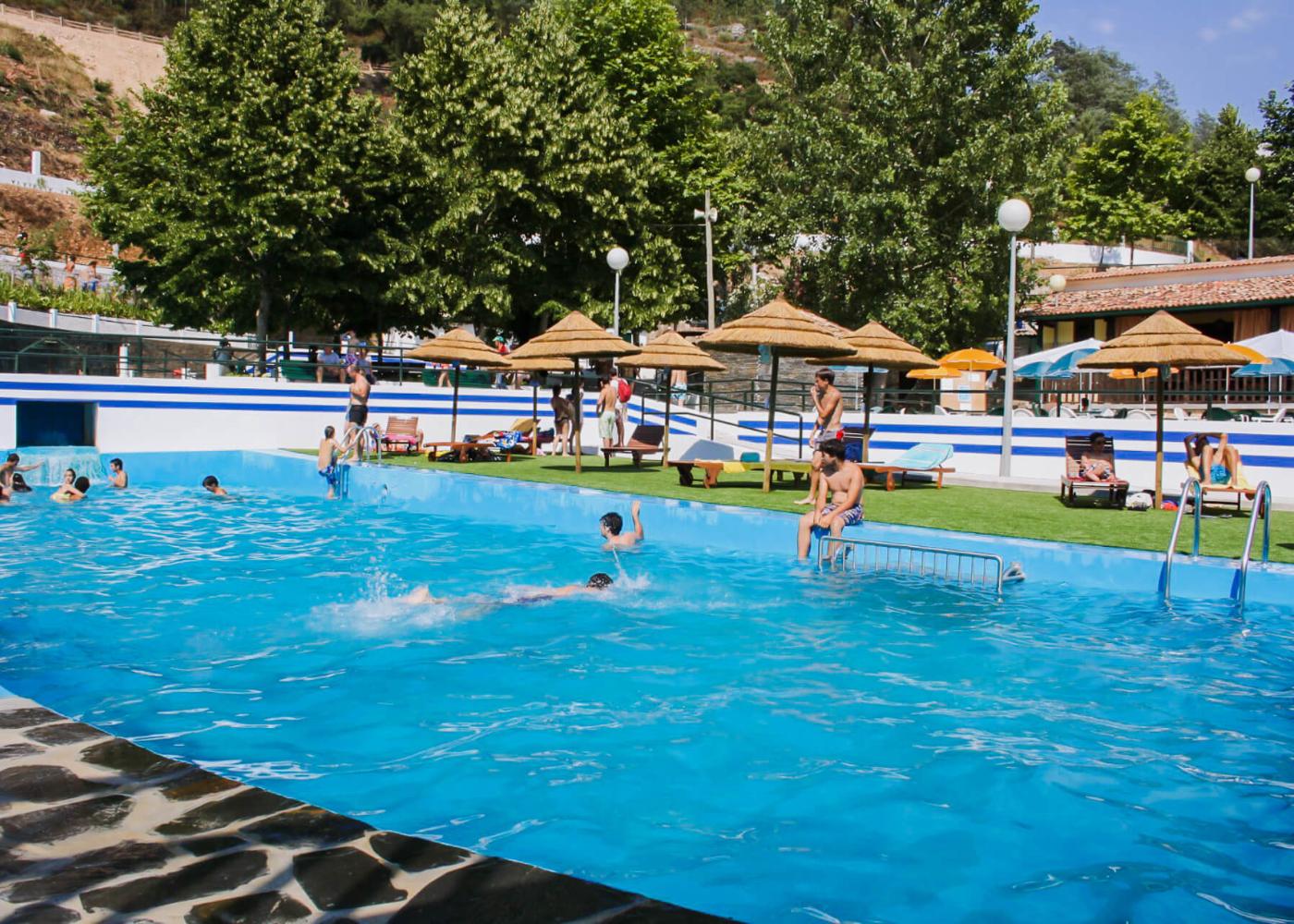 crianças nas piscinas da fraga