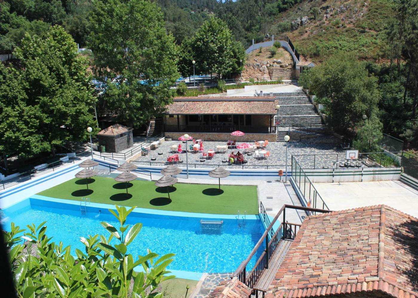 zonas de descanso nas piscinas da fraga