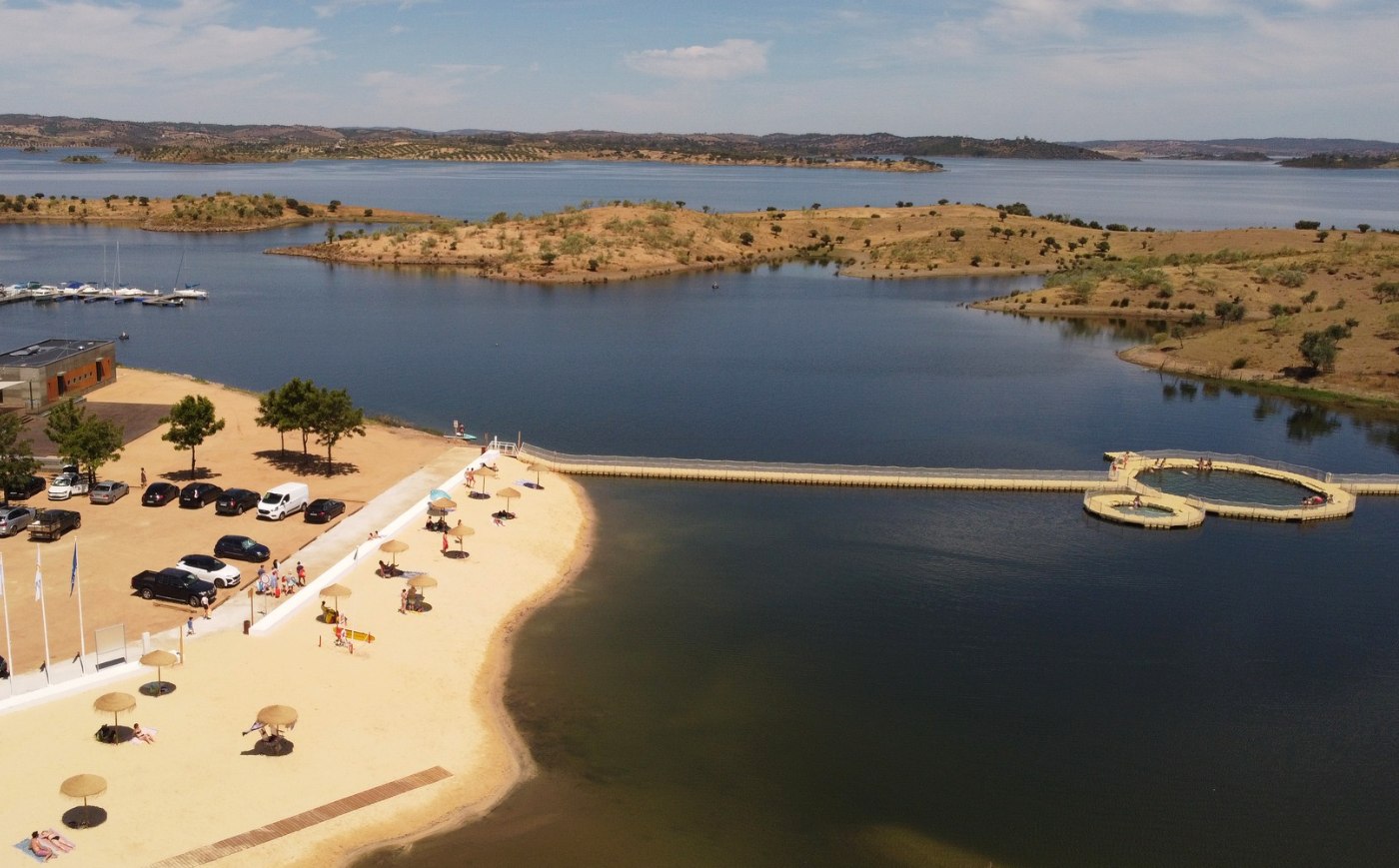 vista da praia do lago