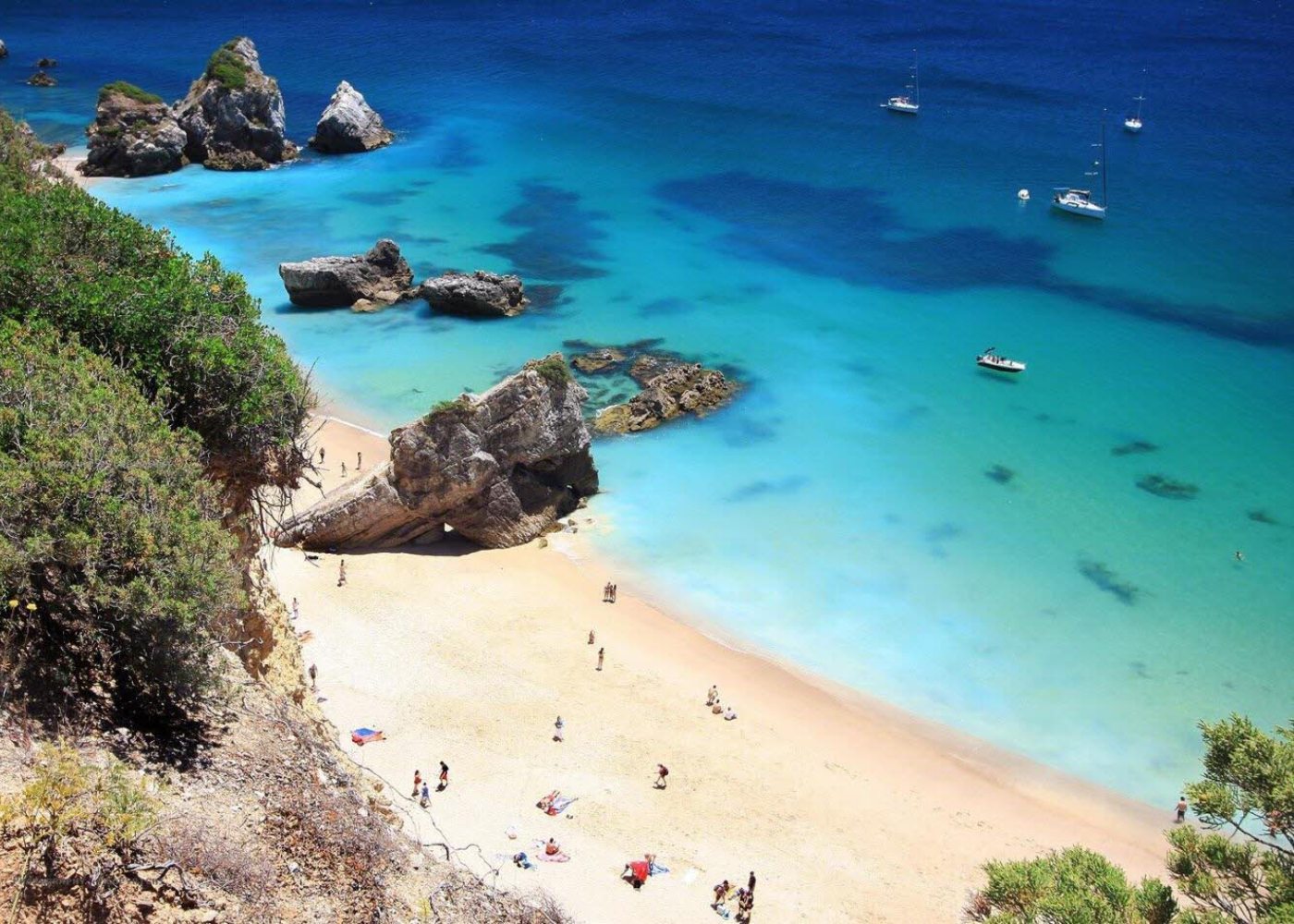 banhistas na praia em sesimbra