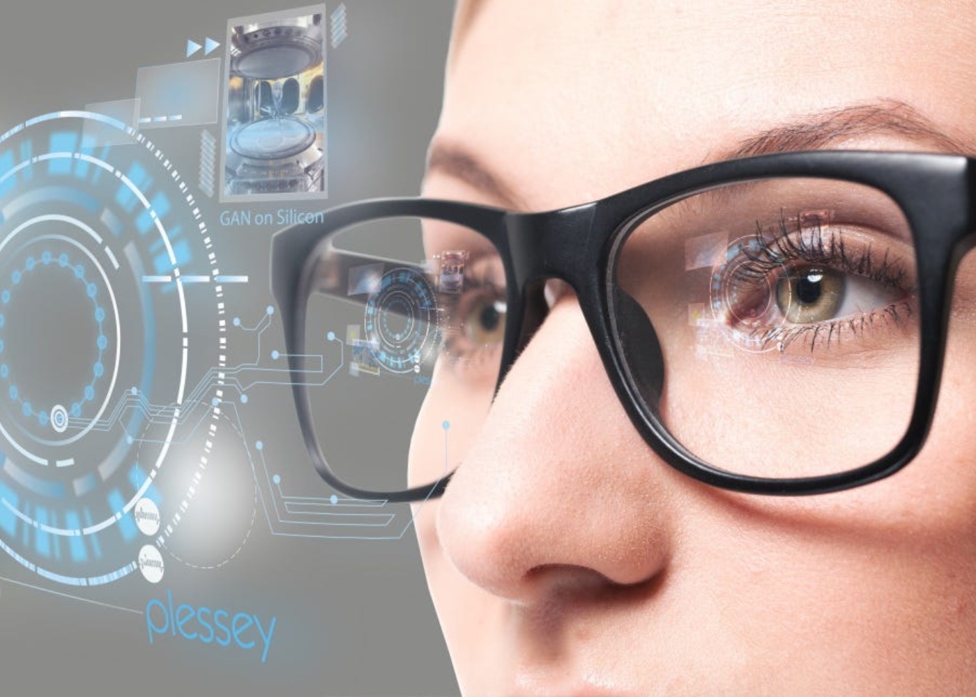 mulher com óculos inteligentes
