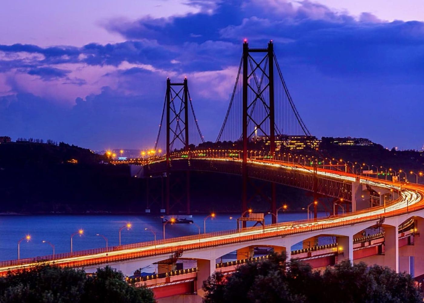 ponte 25 de abril à noite